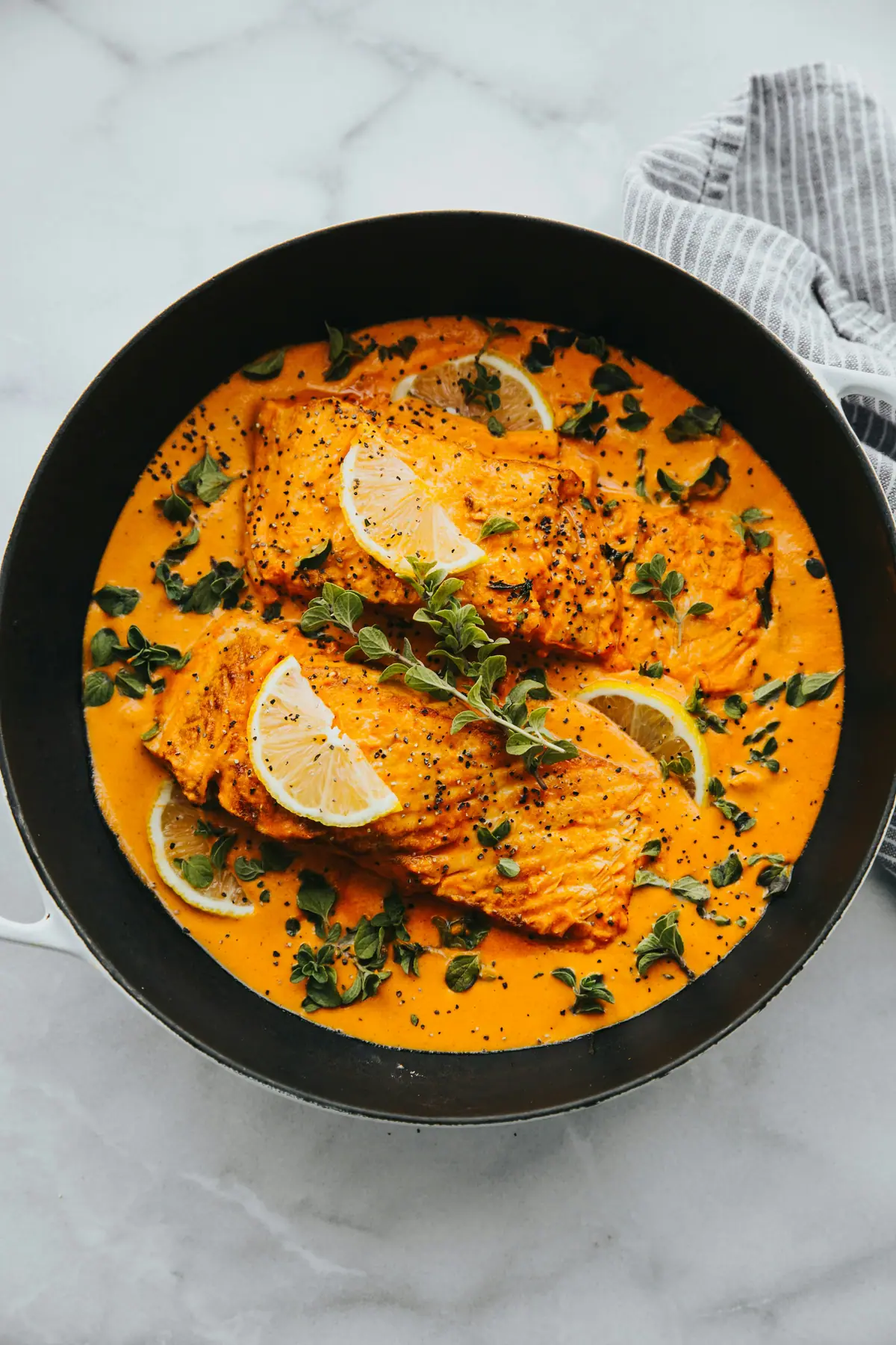 Lachsfilet in Tomatensauce mit Zitrone und Kräutern
